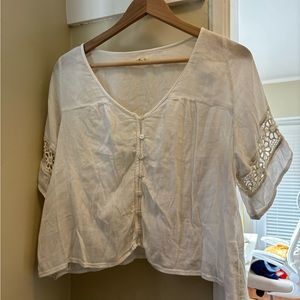 XS Hollister top. Cuteass casual top with crochet detail on the sleeves